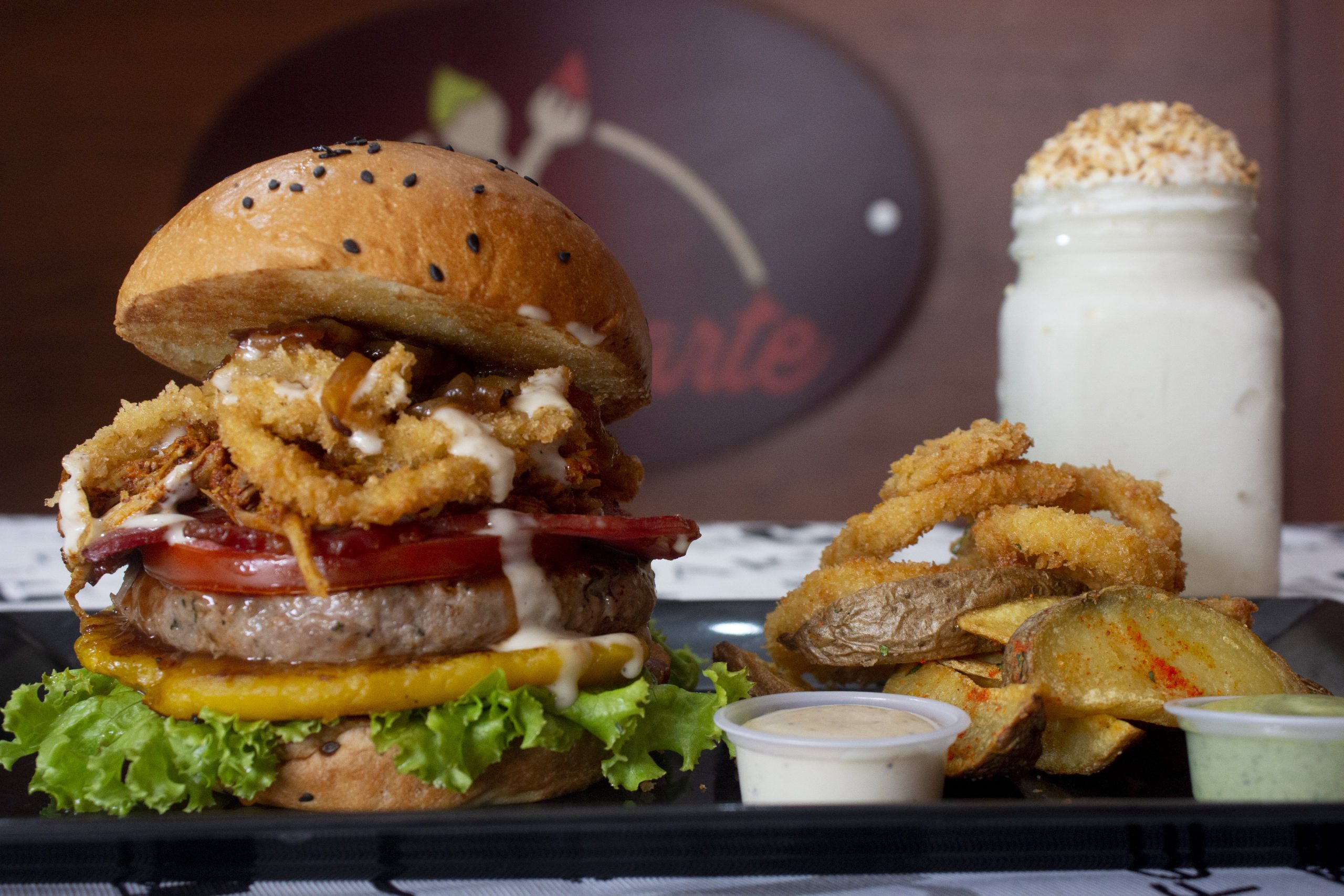 hamburguesa saborearte grande con papas y granizado de coco